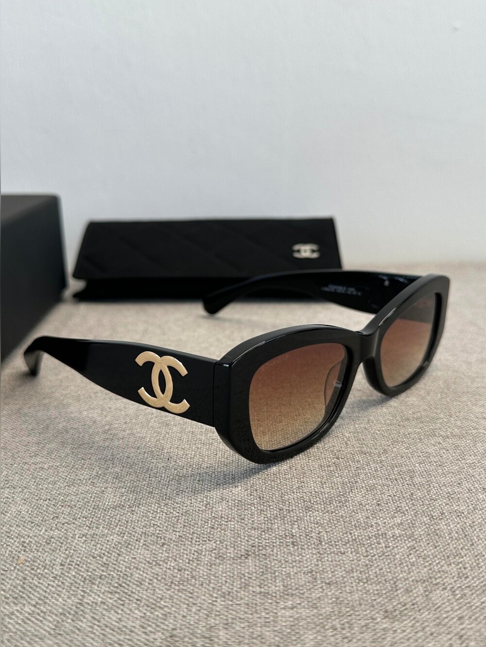 CHANEL Black Frame Sunglasses with Gold CC Logos and Brown Gradient Lenses - Picture 4 of 8